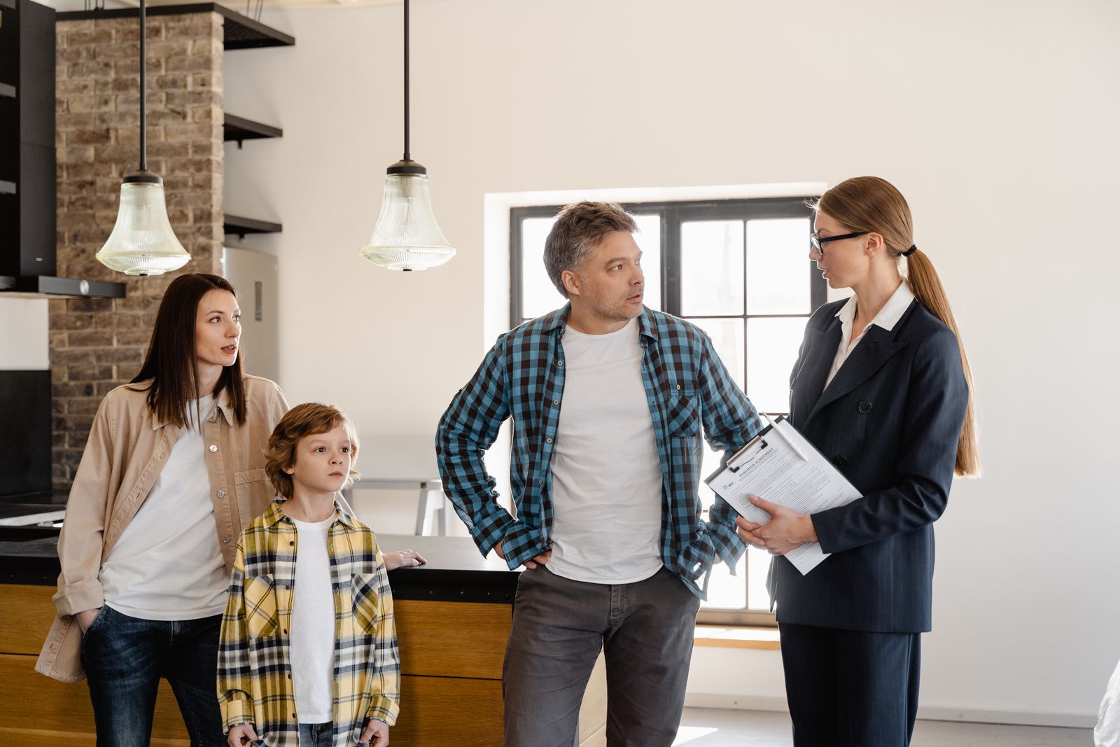 Contractor shaking hands with a homeowner after an estimate